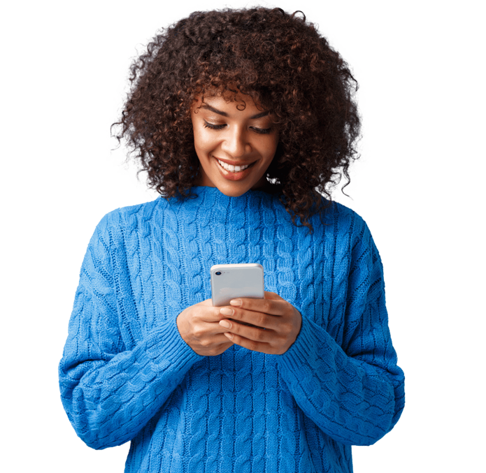 Femme regardant son téléphone. Elle utilise la solution mpleo pour consulter les profils des candidats idéals pour les offres en cours.